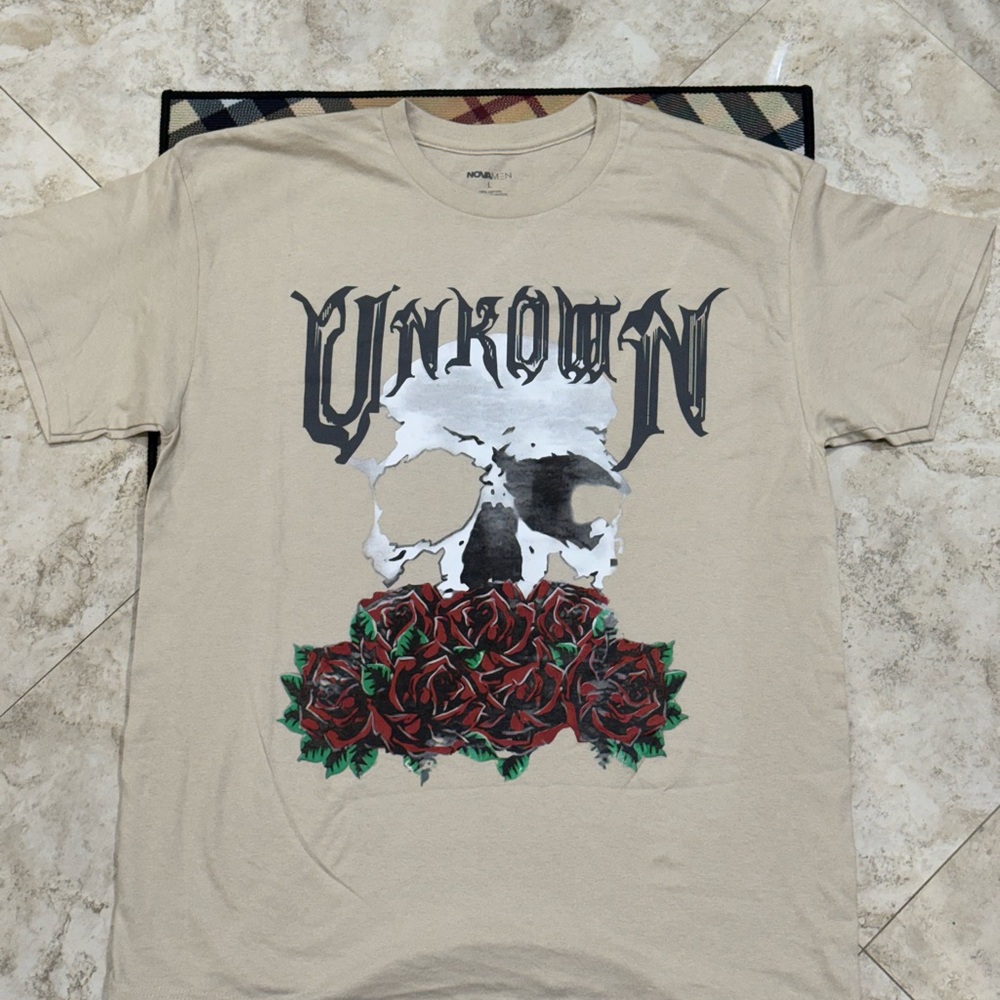 Nova Men “Unknown Skull & Roses” Graphic Tee Sand Color Size L